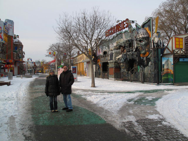 Mama und Papa auf der Stra&szlig;e des Ersten Mai