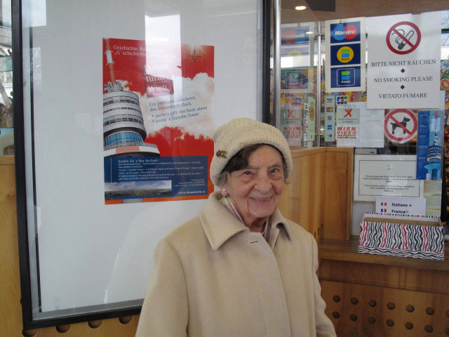 Oma im Eingangsbereich