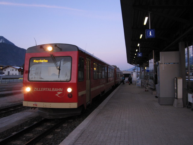 R 121 im Bahnhof Jenbach, 530 m (3. M&auml;rz)