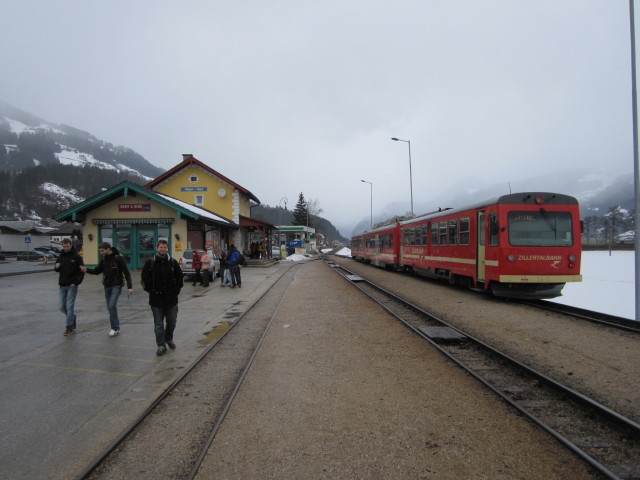 R 136 im Bahnhof F&uuml;gen-Hart, 537 m (5. M&auml;rz)