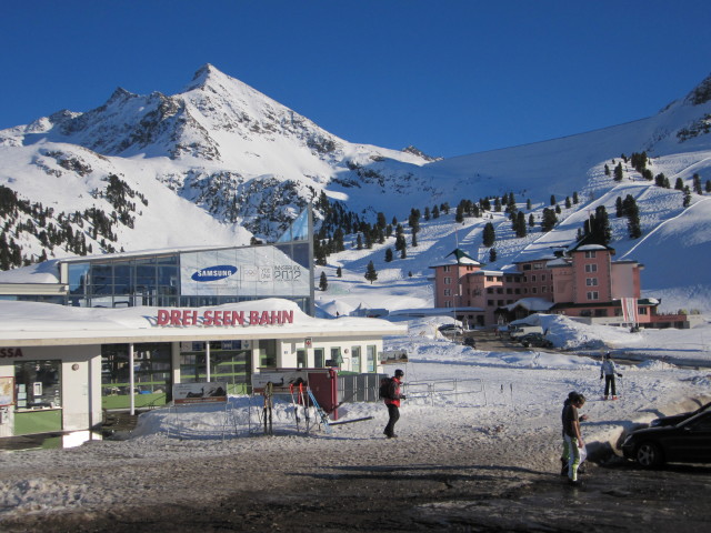 Talstation der Drei-Seen-Bahn und Hotel Alpenrose (15. M&auml;rz)