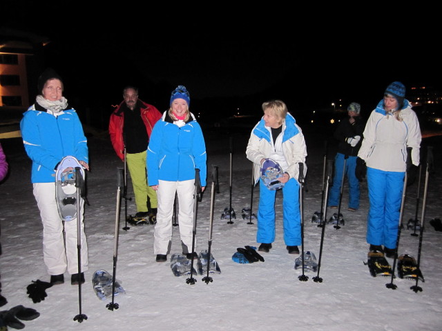 ?, Richard, Simone, ?, ? und ? beim Iglu Village (15. M&auml;rz)