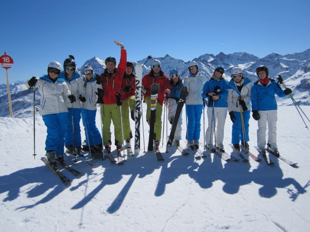 ?, ?, Miriam, ich, Ronald, Bernd, Melissa, ?, ?, ? und Simone bei der Bergstation der Kaiserbahn, 2.448 m (16. M&auml;rz)