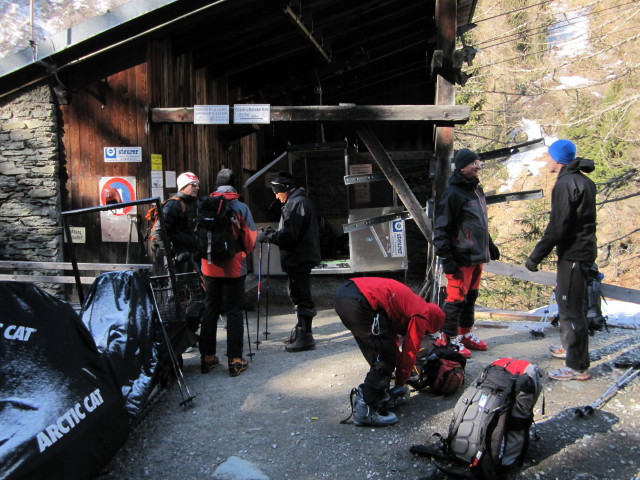 Siegbert, Michaela, Gerwalt, Gudrun, Klaus und Norbert bei der Talstation der Materialseilbahn Essener-Rostocker-H&uuml;tte, 1.551 m (1. Apr.)