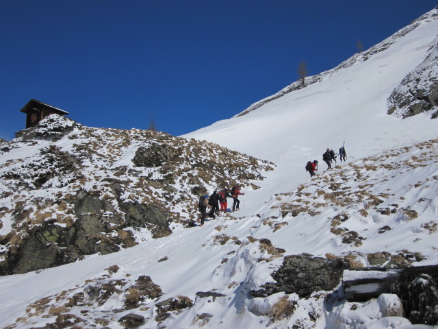 Norbert, Gerwalt, Klaus, Michaela, Gudrun und Siegbert bei der Ochsnerh&uuml;tte, 1.948 m (1. Apr.)