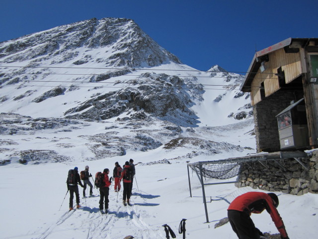 Norbert, Siegbert, Gudrun, Klaus, Michaela, Gerwalt und Christoph bei der Essener-Rostocker-H&uuml;tte, 2.207 m (1. Apr.)