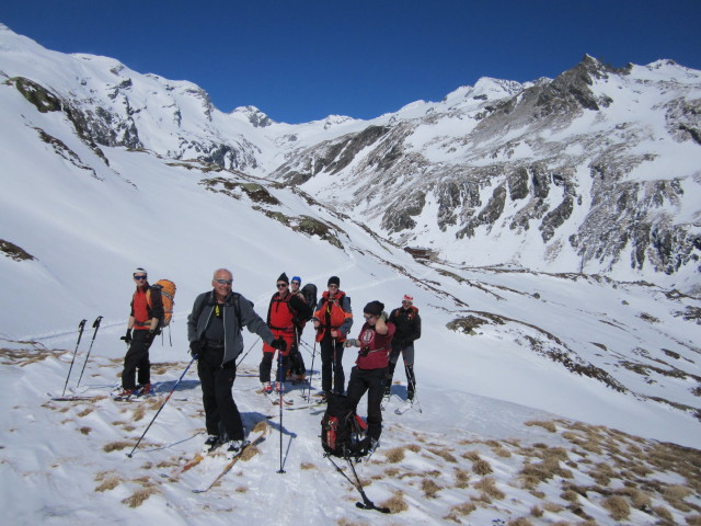 Christoph, Gerwalt, Klaus, Norbert, Michaela, Gudrun und Siegbert zwischen auf der Alm und H&ouml;aher Bichl (1. Apr.)