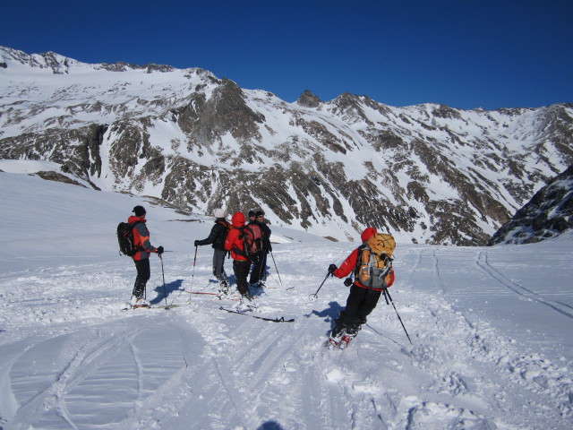 Michaela, Siegbert, Gudrun, Klaus, Gerwalt und Christoph zwischen Keesseele und Essener-Rostocker-H&uuml;tte (1. Apr.)