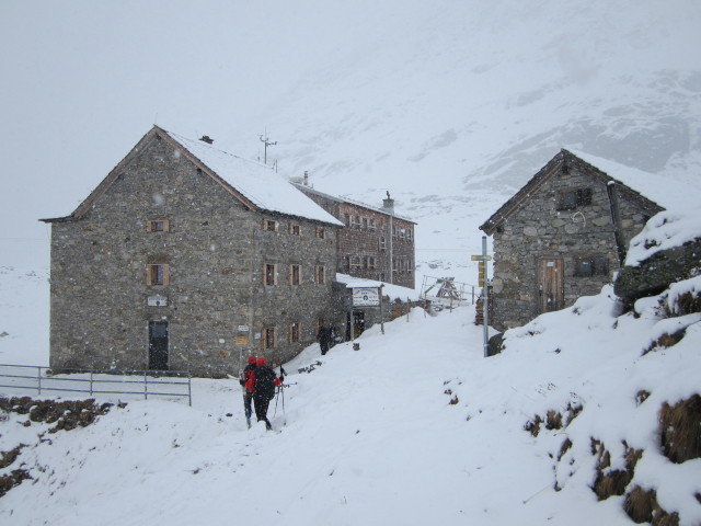 Michaela und Gudrun bei der Essener-Rostocker-H&uuml;tte, 2.207 m (5. Apr.)