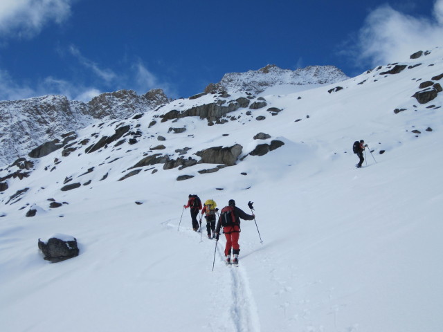 Michaela, Christoph, Klaus und Gudrun zwischen bei die K&ouml;pfe und N&ouml;rdlichem Malhamkees (6. Apr.)