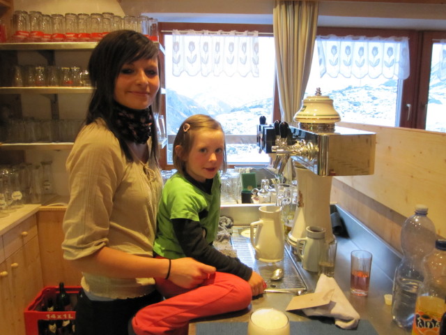 Carmen und Anna in der Essener-Rostocker-H&uuml;tte, 2.207 m (6. Apr.)