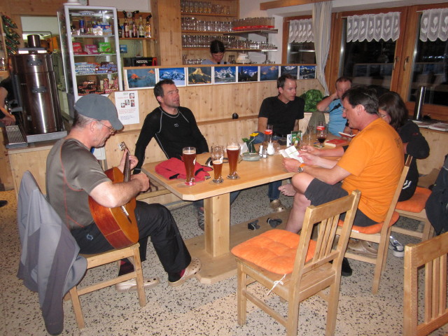 ?, Siegbert, Norbert, Christoph, Klaus, Michaela in der Essener-Rostocker-H&uuml;tte, 2.207 m (6. Apr.)