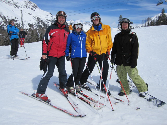 Ich, Corinna, Andreas und Markus bei der Talstation der H&ouml;llspitzbahn, 1.993 m (19. Apr.)
