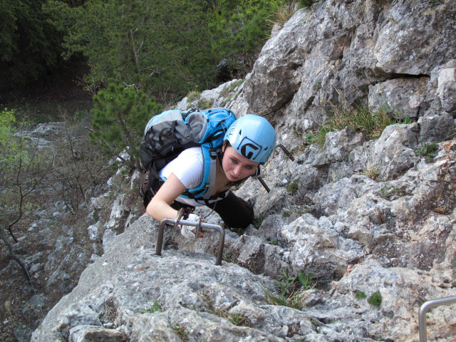 Wildenauer-Klettersteig: Diana zwischen Schl&uuml;sselstelle und Schacht