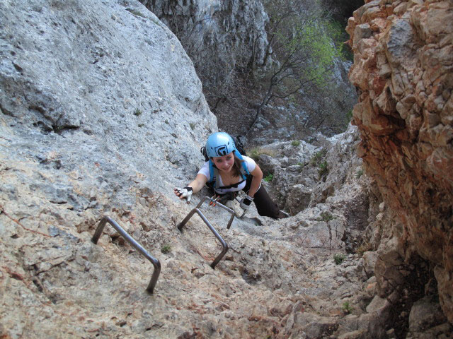 Wildenauer-Klettersteig: Diana zwischen Schl&uuml;sselstelle und Schacht