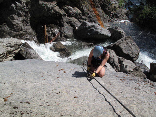 &Ouml;TK-Klettersteig: Barbara zwischen Einstiegswand und erster Seilbr&uuml;cke