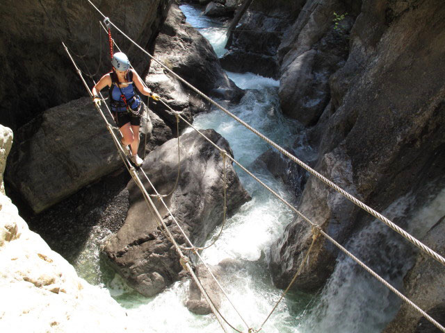 &Ouml;TK-Klettersteig: Barbara auf der zweiten Seilbr&uuml;cke
