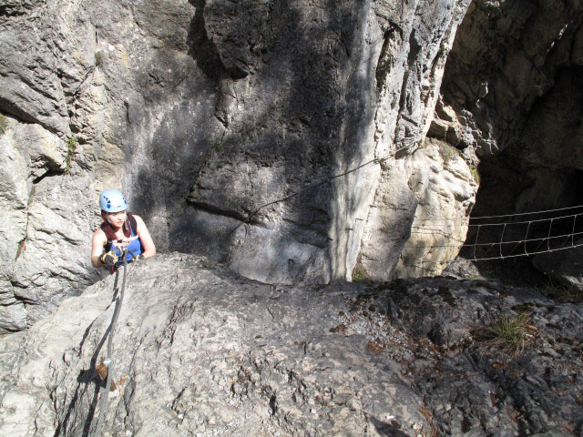 &Ouml;TK-Klettersteig: Barbara zwischen zweiter und dritter Seilbr&uuml;cke