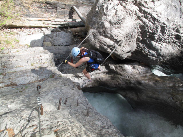&Ouml;TK-Klettersteig: Barbara auf der dritten Seilbr&uuml;cke