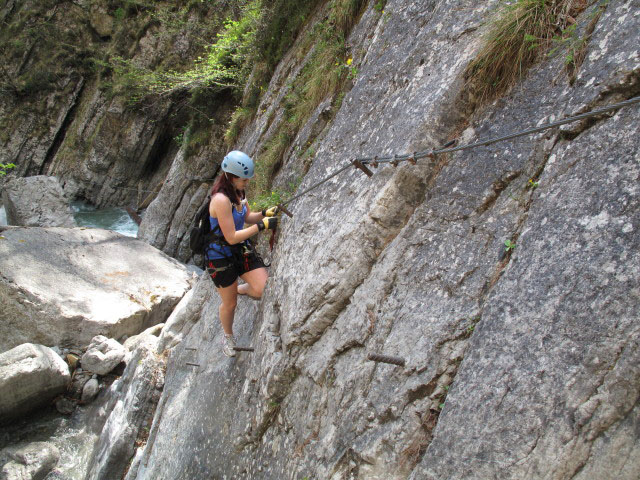 &Ouml;TK-Klettersteig: Barbara zwischen vierter Seilbr&uuml;cke und erster Wehrstufe