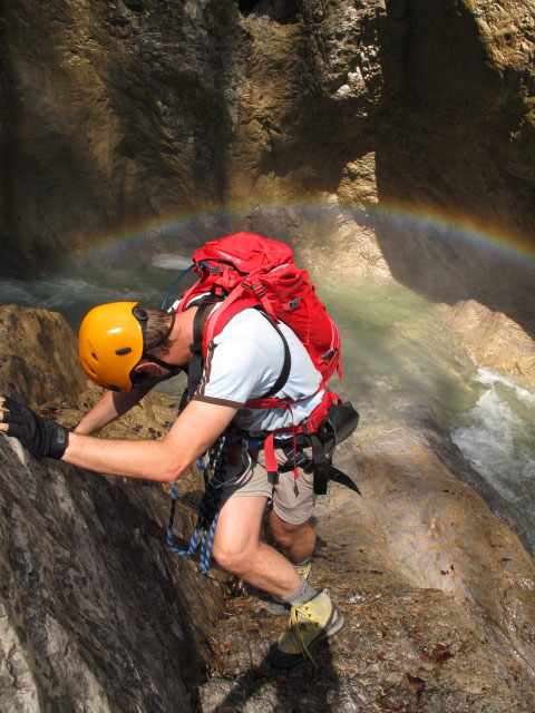 &Ouml;TK-Klettersteig: Ich zwischen vierter Seilbr&uuml;cke und erster Wehrstufe