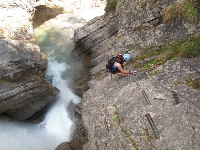 &Ouml;TK-Klettersteig: Barbara bei der ersten Wehrstufe