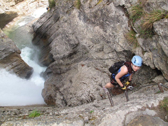 &Ouml;TK-Klettersteig: Barbara bei der ersten Wehrstufe