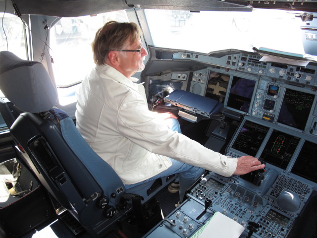 Papa im Airbus A380-800 'Frankfurt am Main' am San Francisco International Airport, 4 m (5. Mai)