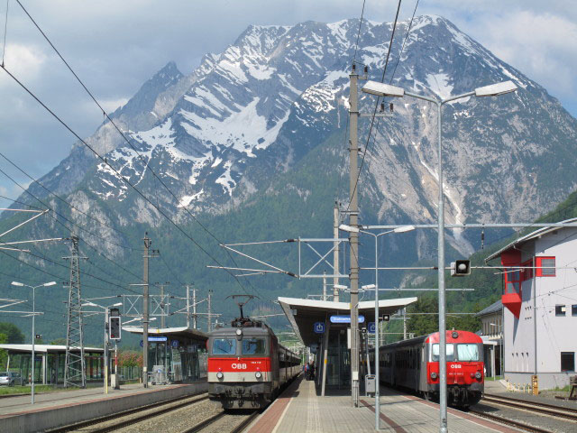D 512 und REX 3415 im Bahnhof Stainach-Irdning, 645 m (26. Mai)