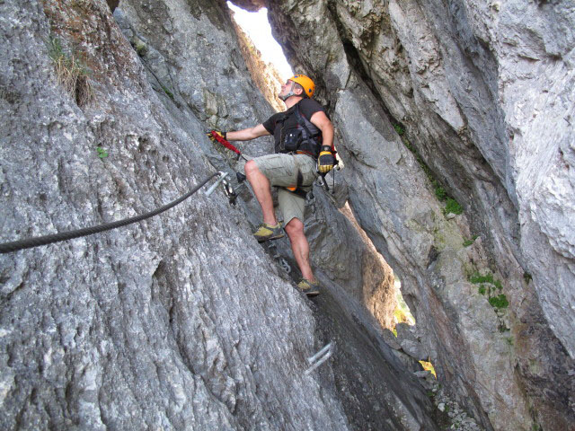 Tegelberg-Klettersteig: Axel beim Felsenfenster