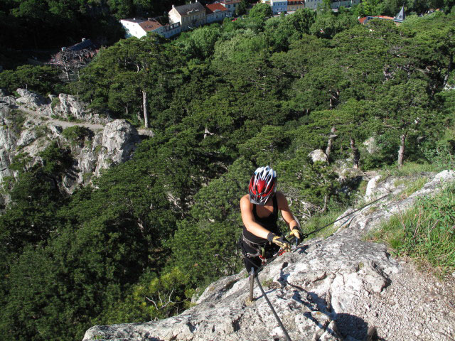 Daniela im luftigen Quergang
