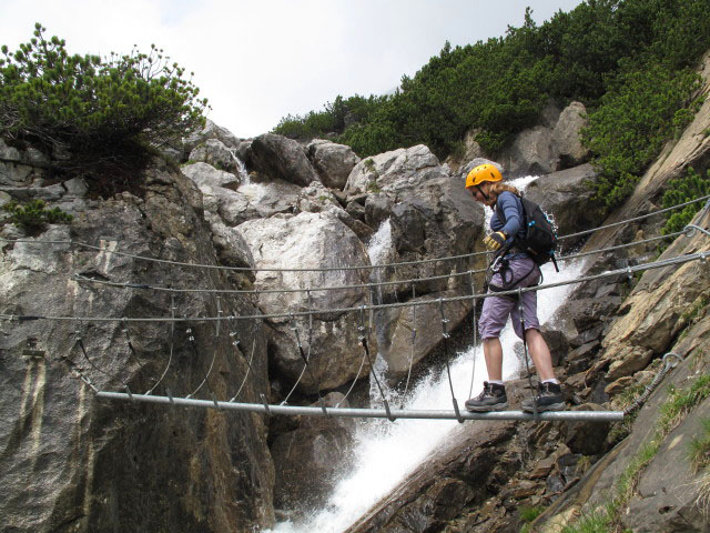 Wasserfall-Klettersteig: Kathrin auf der Br&uuml;cke