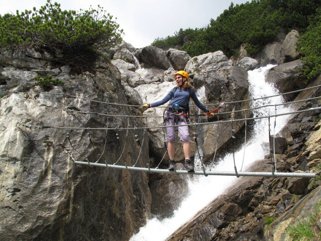 Wasserfall-Klettersteig: Kathrin auf der Br&uuml;cke