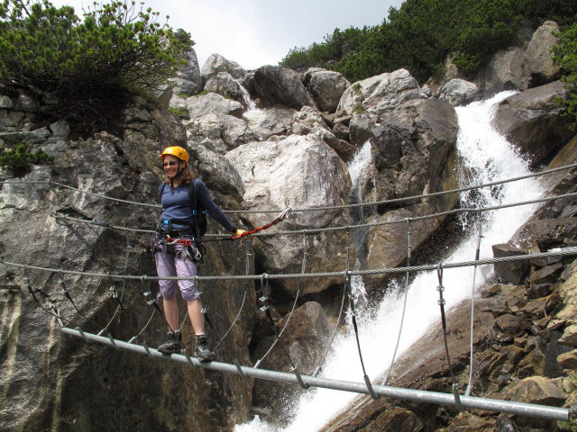 Wasserfall-Klettersteig: Katrhin auf der Br&uuml;cke