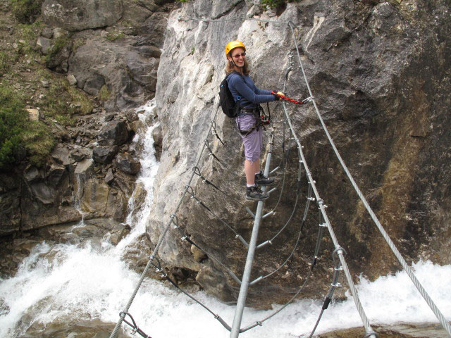 Wasserfall-Klettersteig: Kathrin auf der Br&uuml;cke