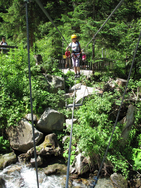 Stuibenfall-Klettersteig: Kathrin auf der Einstiegs-Seilbr&uuml;cke