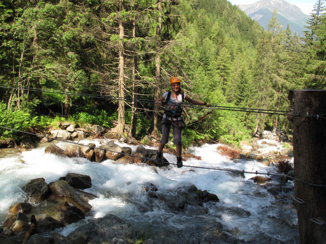 Stuibenfall-Klettersteig: Kathrin auf der Einstiegs-Seilbr&uuml;cke