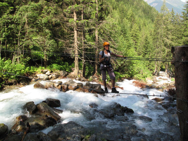 Stuibenfall-Klettersteig: Kathrin auf der Einstiegs-Seilbr&uuml;cke