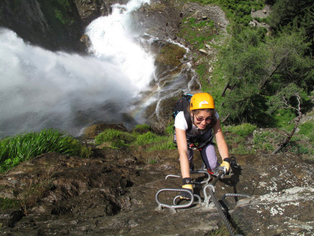 Stuibenfall-Klettersteig: Kathrin an der Wasserfallkante im zweiten Abschnitt
