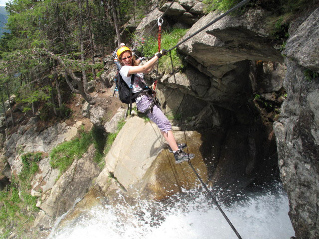 Stuibenfall-Klettersteig: Kathrin auf der Seilbr&uuml;cke im zweiten Abschnitt