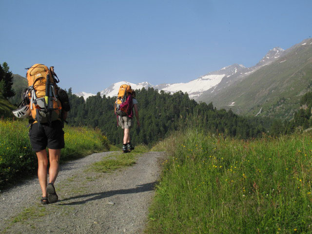 Gudrun und Christoph zwischen Weg 902 und Zirbenwaldh&uuml;tte (30. Juni)