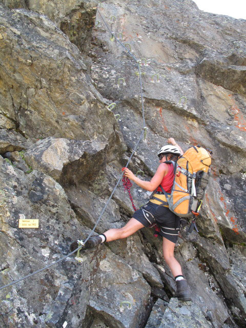 Schw&auml;rzenkamm-Klettersteig: Gudrun am Beginn der Sektion 1 (30. Juni)