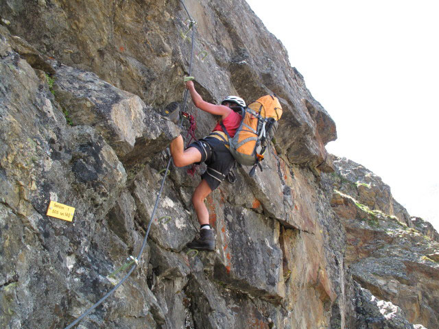 Schw&auml;rzenkamm-Klettersteig: Gudrun am Beginn der Sektion 1 (30. Juni)