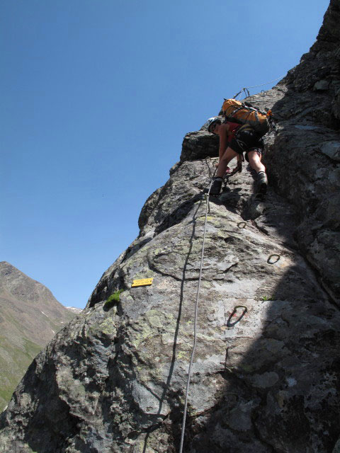 Schw&auml;rzenkamm-Klettersteig: Gudrun am Beginn der Sektion 2 (30. Juni)