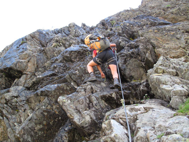 Schw&auml;rzenkamm-Klettersteig: Gudrun am Beginn der Sektion 6 (30. Juni)