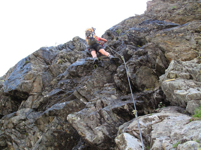 Schw&auml;rzenkamm-Klettersteig: Gudrun am Beginn der Sektion 6 (30. Juni)