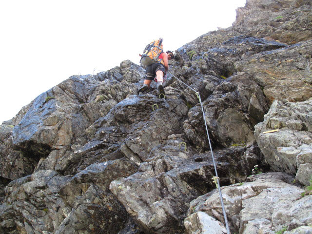 Schw&auml;rzenkamm-Klettersteig: Gudrun am Beginn der Sektion 6 (30. Juni)