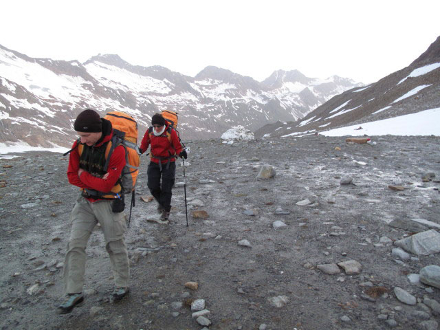 Christoph und Gudrun auf Weg 922 zwischen Hochwildehaus und Gurgler Ferner (1. Juli)