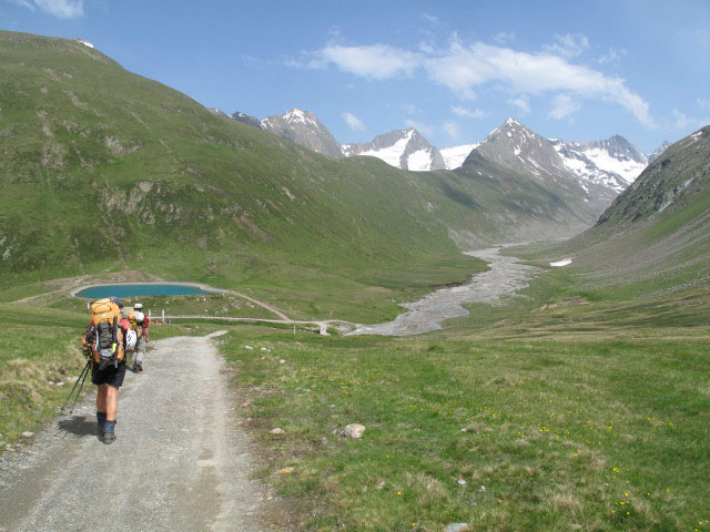 Gudrun und Christoph auf Weg 922 zwischen Gurgler Gro&szlig;alm und Sch&ouml;nwiesh&uuml;tte (1. Juli)