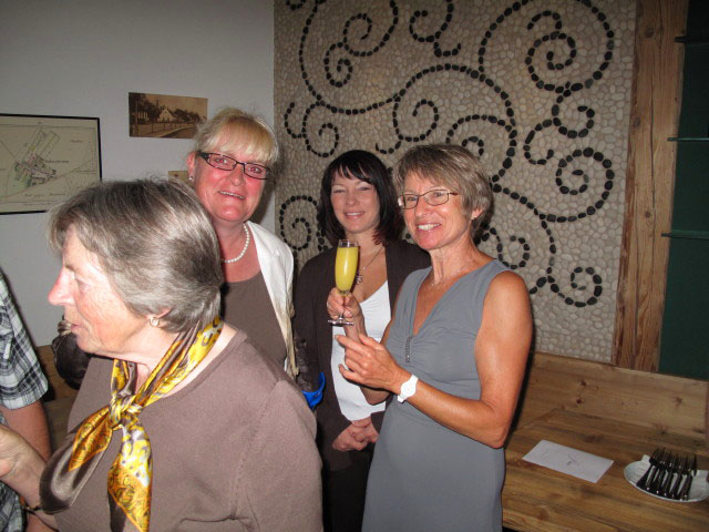 Oma, Karin, Birgit und Mama im Flokal